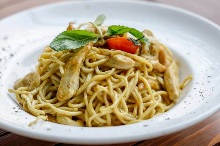 Macarrão alho e óleo frango perfeito para um almoço simples e delicioso