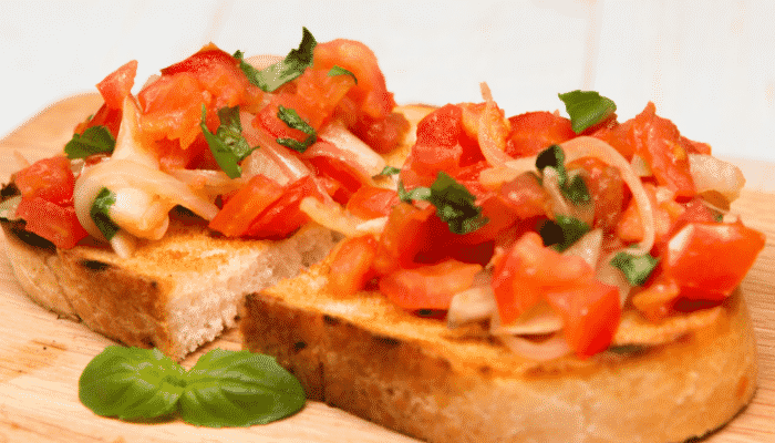 Bruschetta de tomate e manjericão