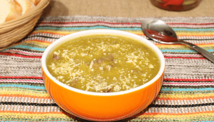 Deliciosa sopa cremosa de mandioca com queijo