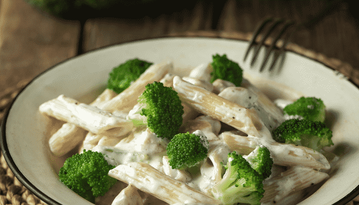 Macarrão integral com molho branco e brócolis