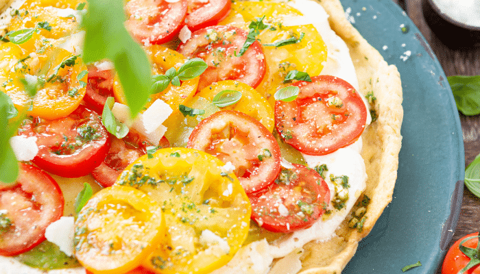 Quiche de tomates com manjericão