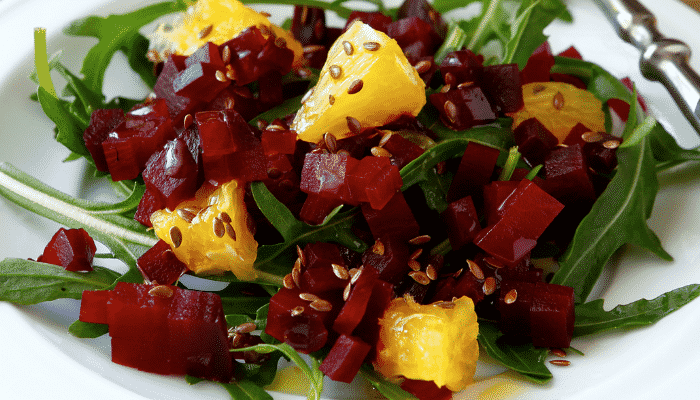 Salada de beterraba com laranja e rúcula