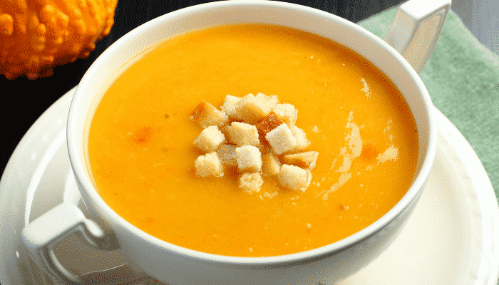 Sopa cremosa de abóbora com pão