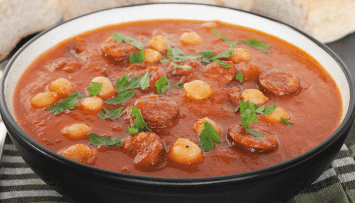 deliciosa sopa de tomate com grão-de-bico