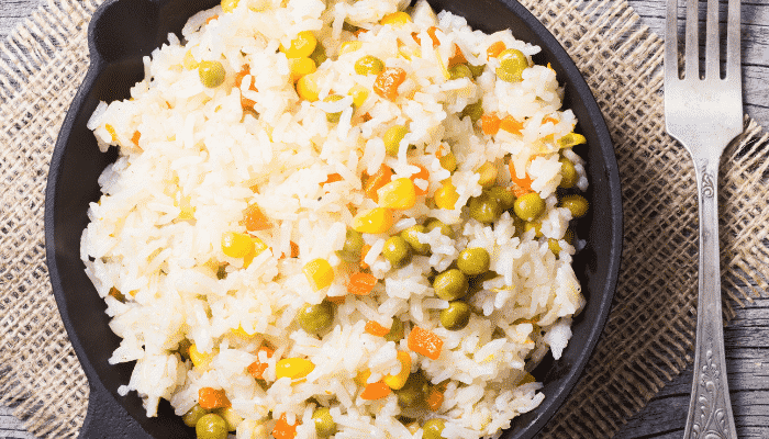 delicioso arroz com milho e ervilha