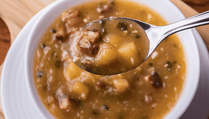 sopa cremosa de mandioca com carne seca