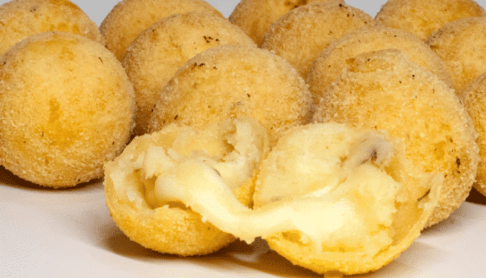 Bolinho de Batata recheado com queijo