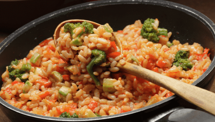 delicioso risoto de carne com legumes