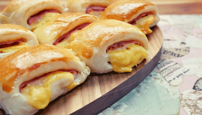 Pãezinhos de queijo e presunto