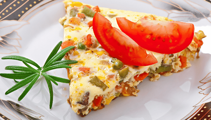 Omelete de forno é rápido de ser feito, delicioso e tem um aroma também incrível. Além disso, fornece diversos benefícios para a saúde e contém proteínas e é queridinho nas dietas.