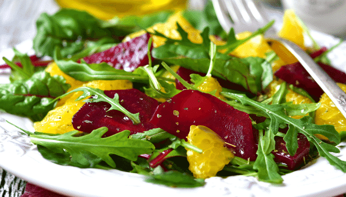 Salada de beterraba com rúcula e laranja