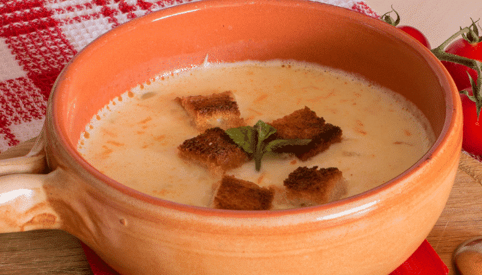 Sopa cremosa de mandioca com queijo