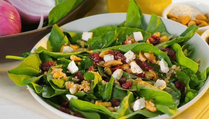 salada de espinafre com queijo branco