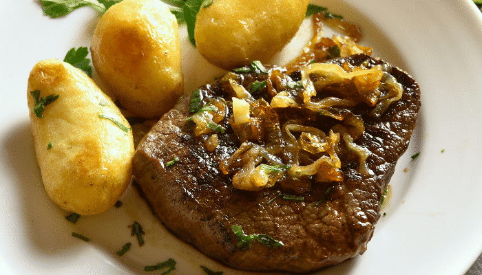 Carne assada com batatas