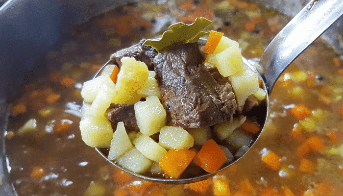 sopa de carne com legumes saborosa