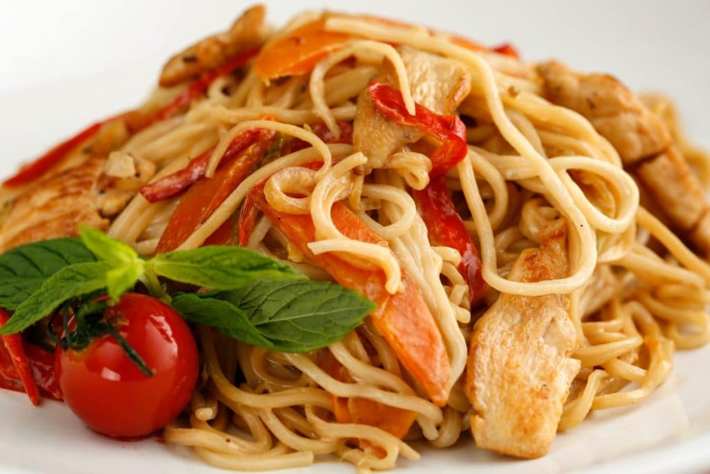 macarrão com frango e tomate cereja