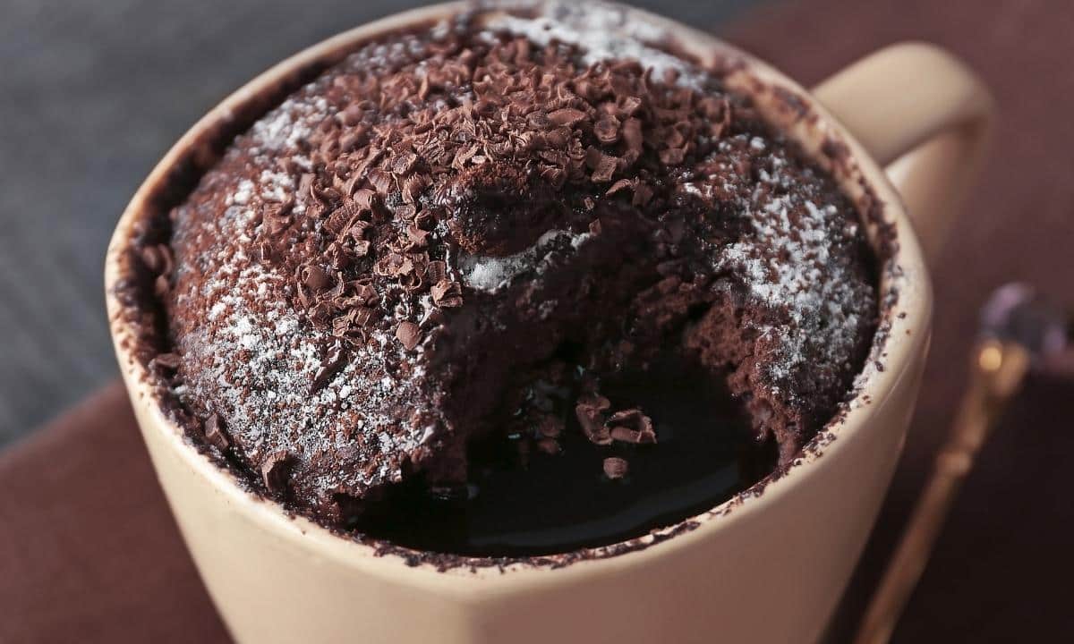 bolo de cacau de caneca vegano