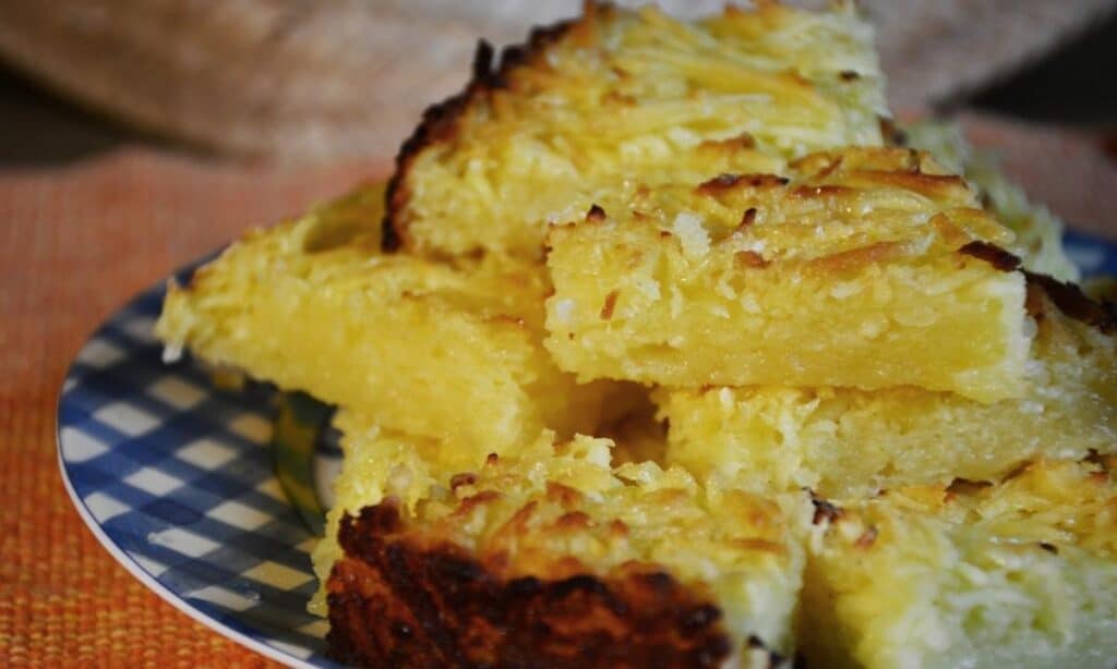 Bolo de mandioca com coco receita deliciosamente simples e fácil de fazer