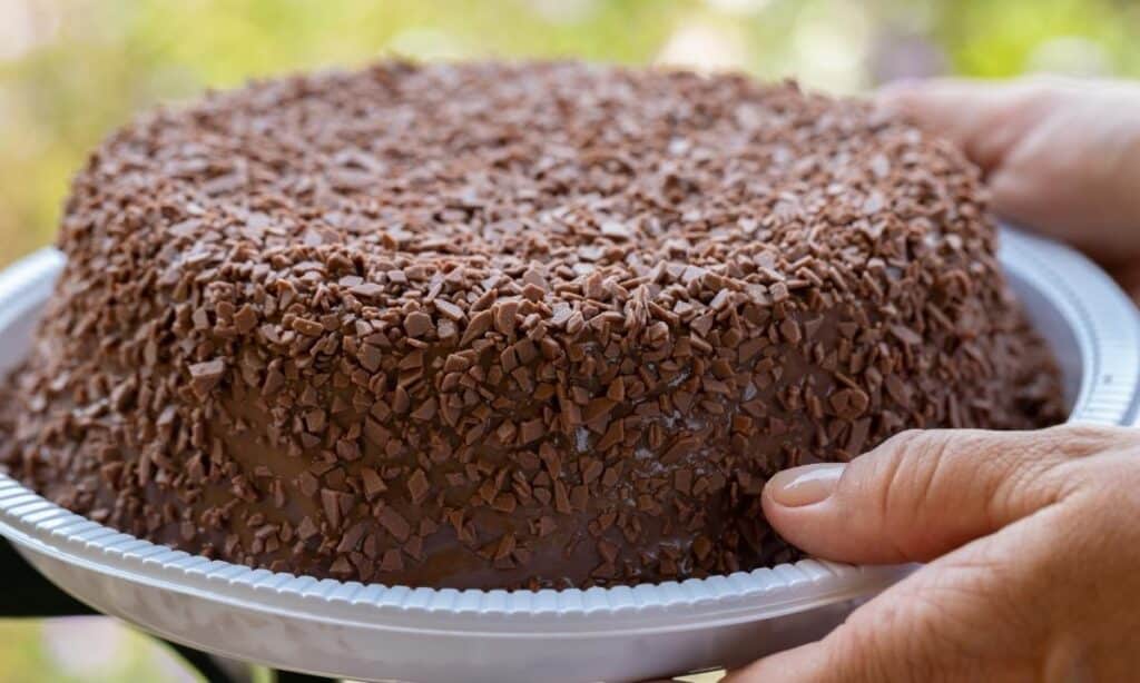 Hoje tem Bolo de cenoura super fofinho, natural e ainda com brigadeiro! Pode até mesmo ser feito como um bolo rústico de aniversário e o melhor, sem glúten!