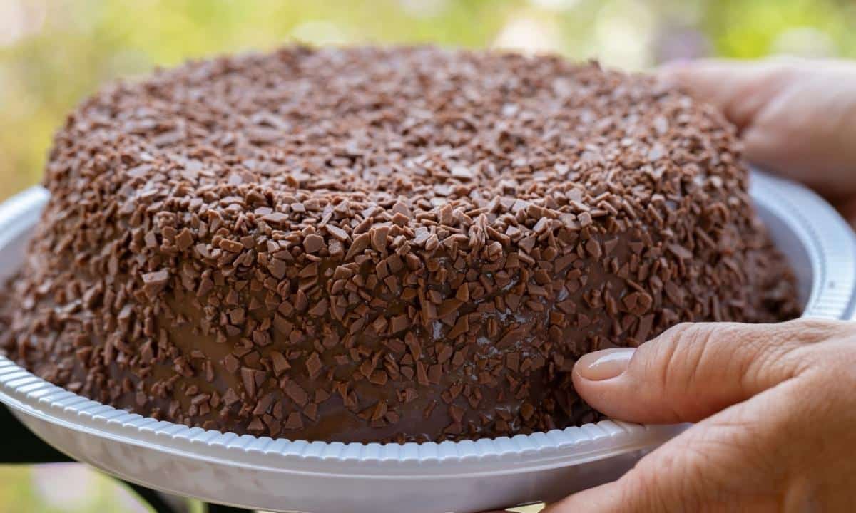 Bolo de cenoura super fofinho com brigadeiro. Imagina essa delícia para um fim de semana ou festa e ainda melhor, sem gluten!?