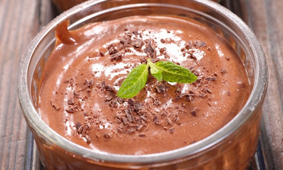 Junte esta receita de mousse de chocolate com quatro ingredientes simples e vamos ensinar você a tornar essa parte ainda mais fácil, veja!