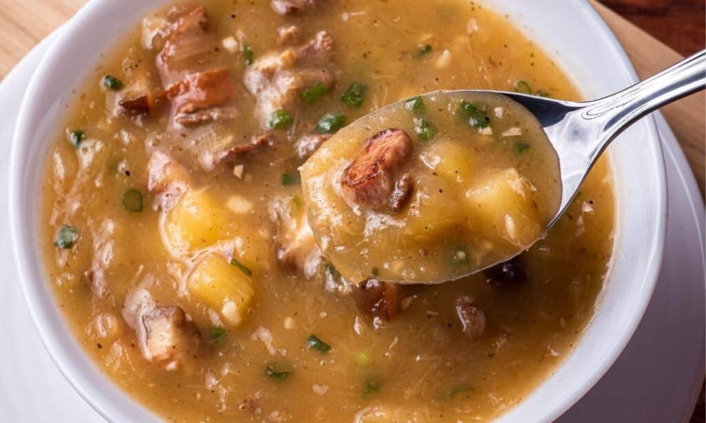 sopa deliciosa para um dia de frio com carne seca e mandioca, já imaginou uma delícia dessas?