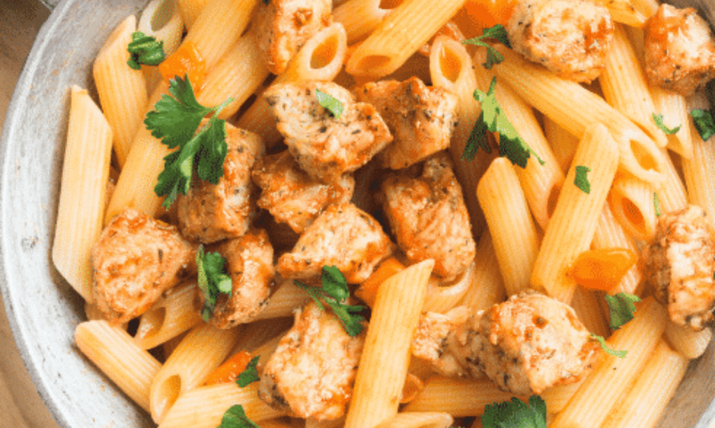 Macarrão de alho e óleo com frango delicioso e fácil de fazer