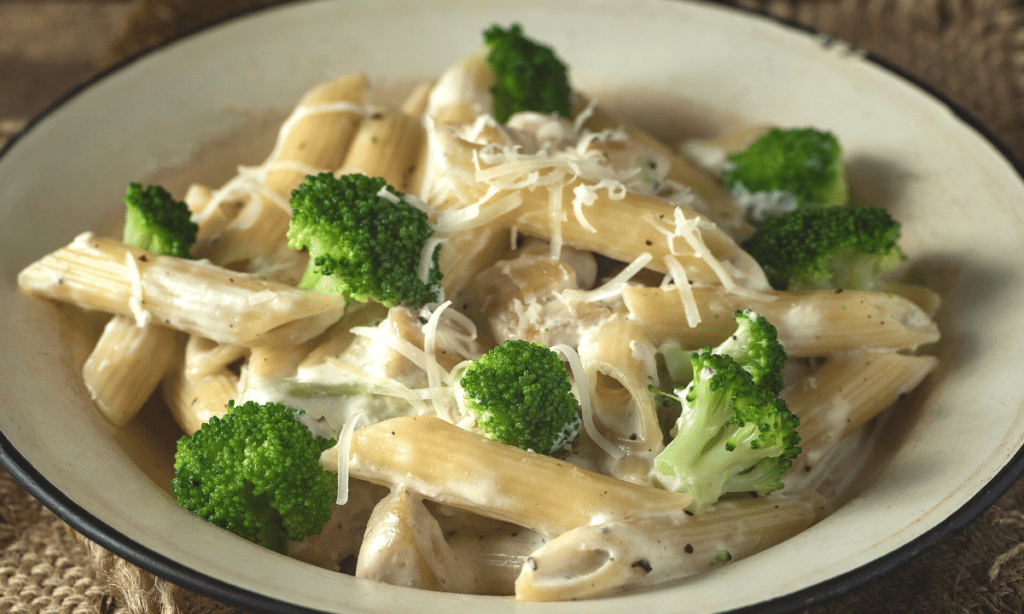 macarrão com brócolis ao molho branco