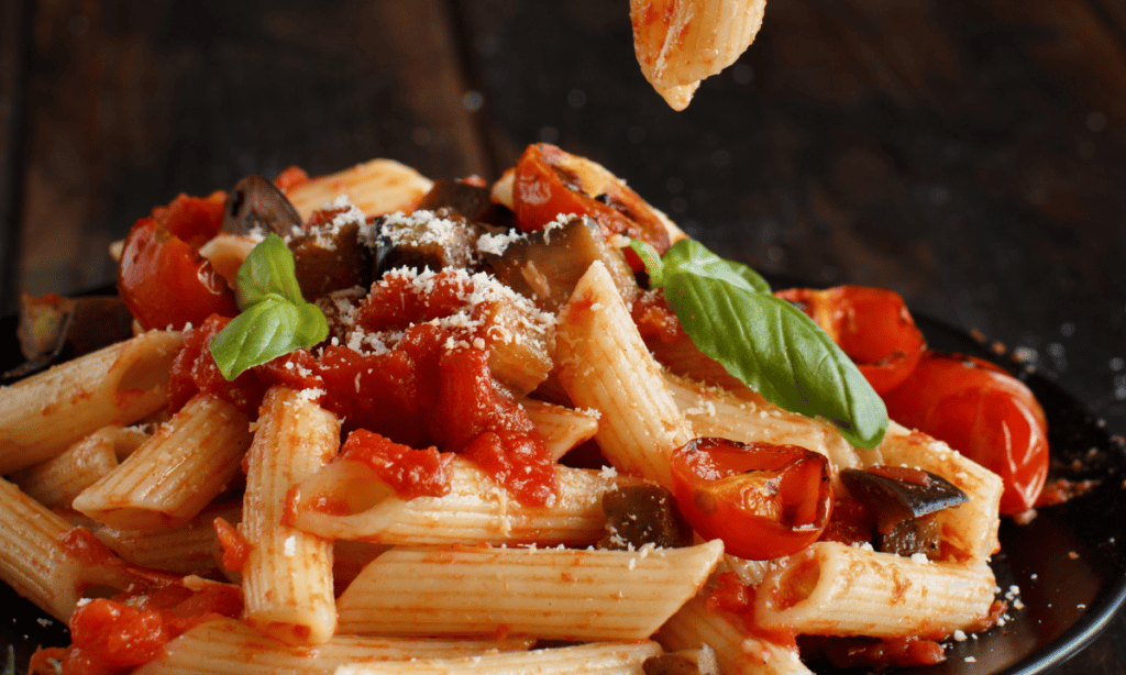 Penne à putanesca delicioso para uma noite romântica