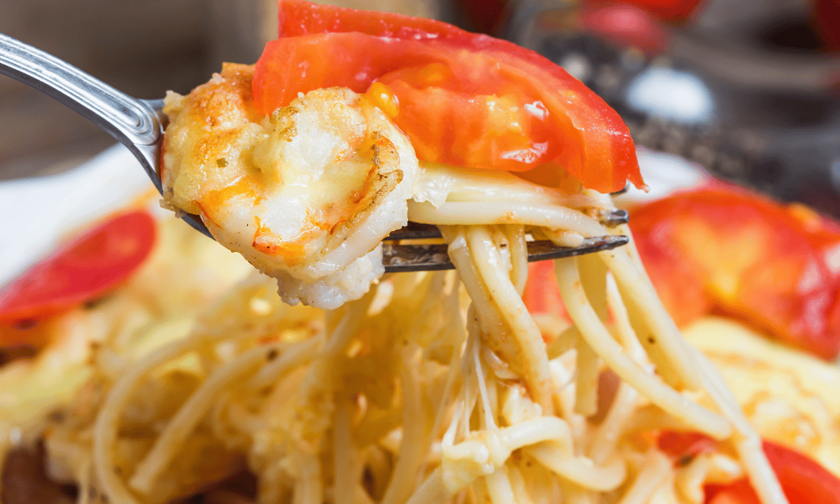 macarrão molho branco com tomate