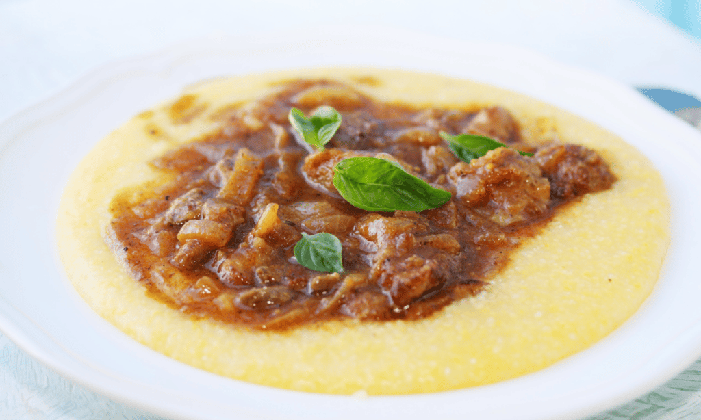 polenta cremosa com molho de carne