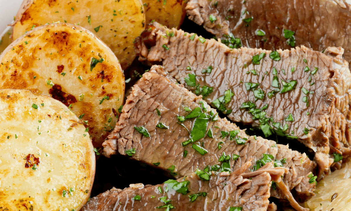 carne assada com batatas na panela