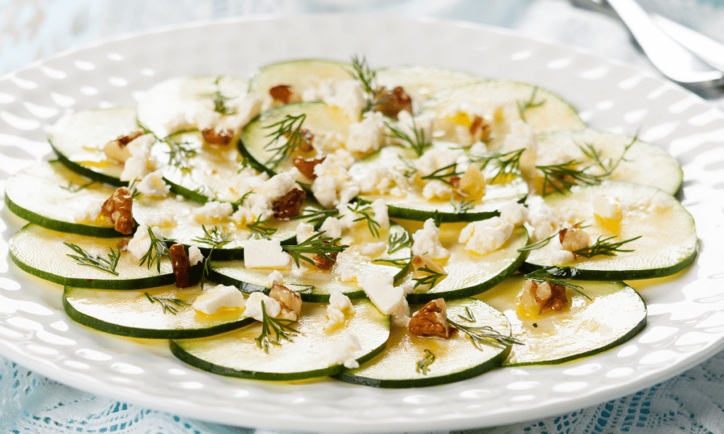 Carpaccio de abobrinha delicioso para um almoço vegetariano em família