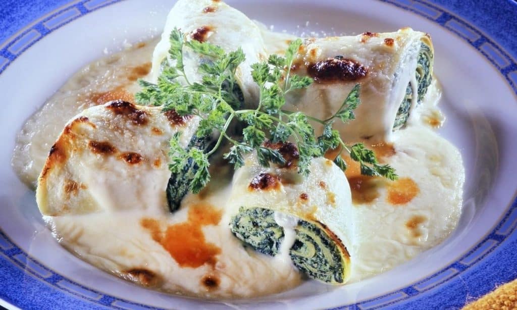 panqueca de espinafre ao molho branco