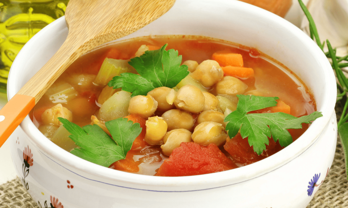 sopa grão de bico com tomate