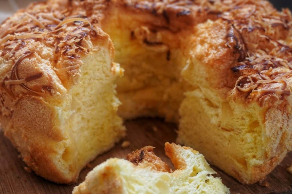 Bolo de pão de queijo e requeijão