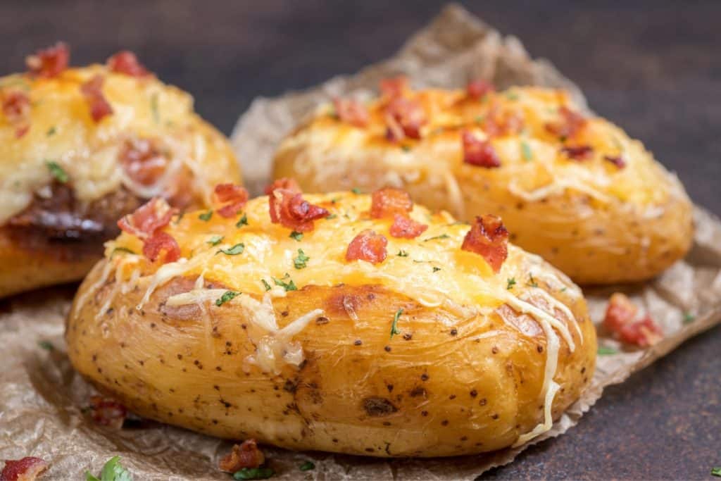Batata recheada com bacon presunto e queijo perfeito e super delicioso
