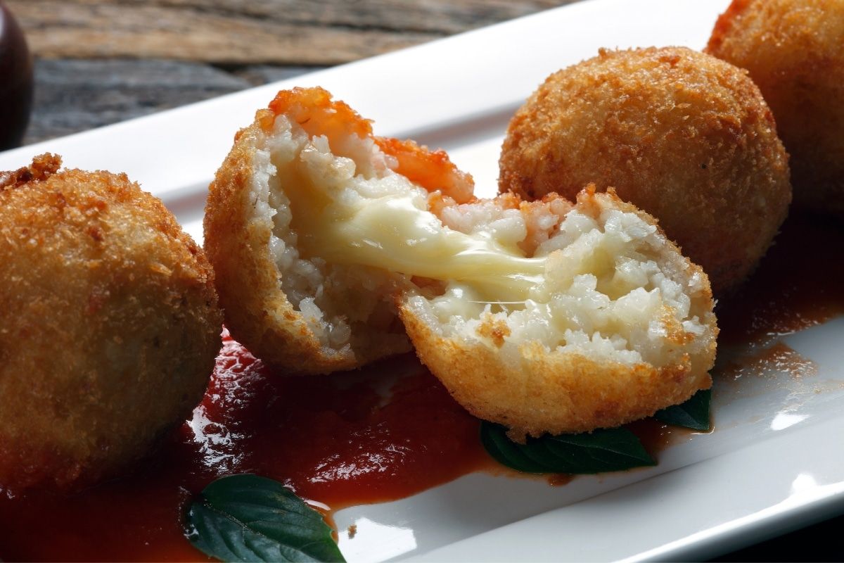 Bolinho de arroz frito com queijo