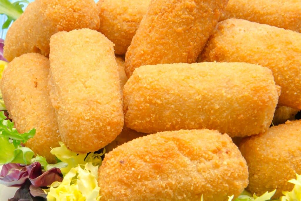 croquete de queijo frito