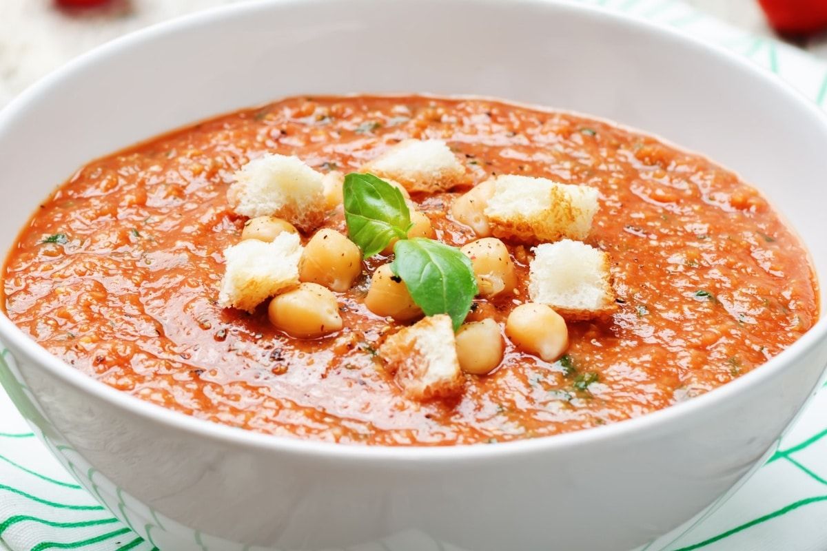 sopa de tomate com grão de bico