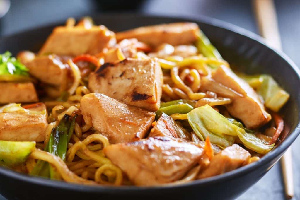 yakisoba de frango com legumes