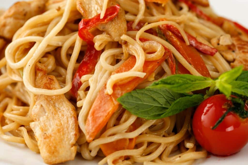 Macarrão com frango e tomate cereja