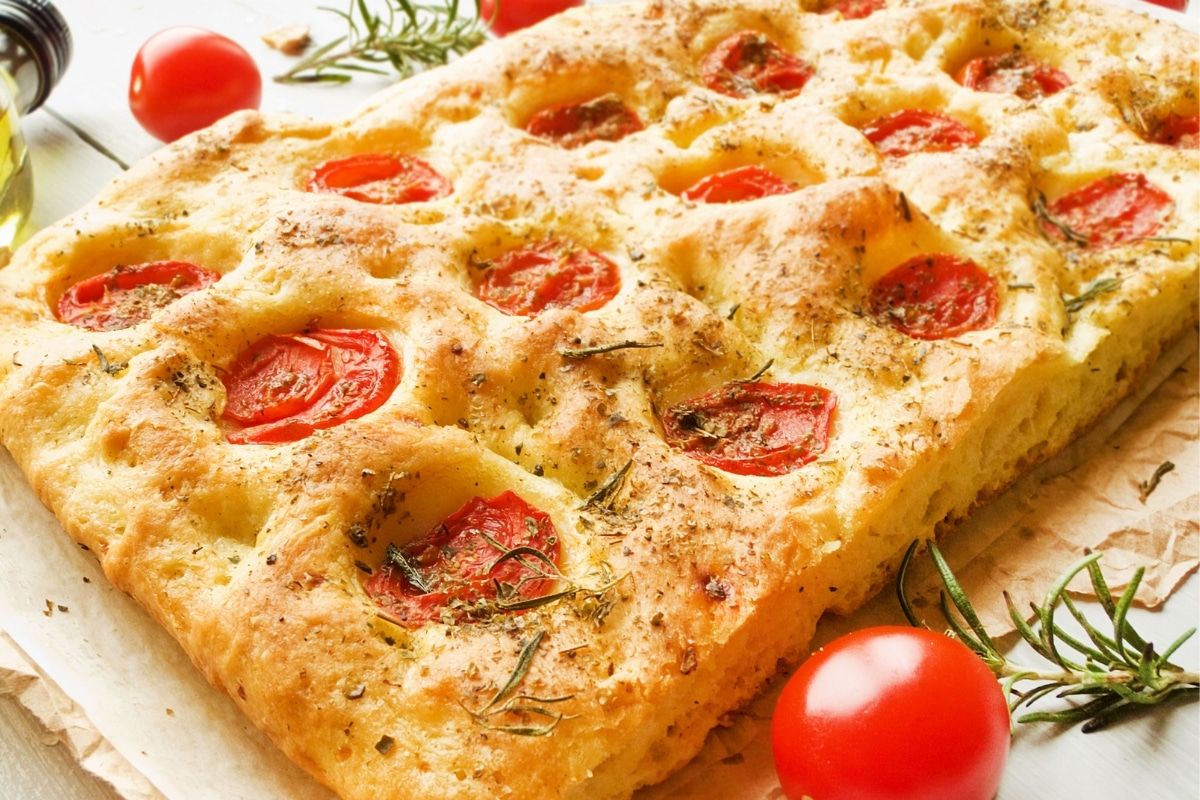 Pão focaccia primavera