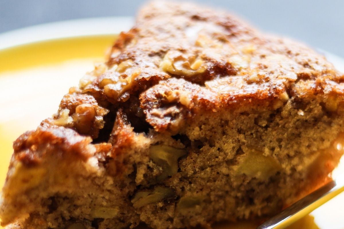 Bolo de maçã com aveia e canela delicioso que vai deixar todo mundo pedindo bis