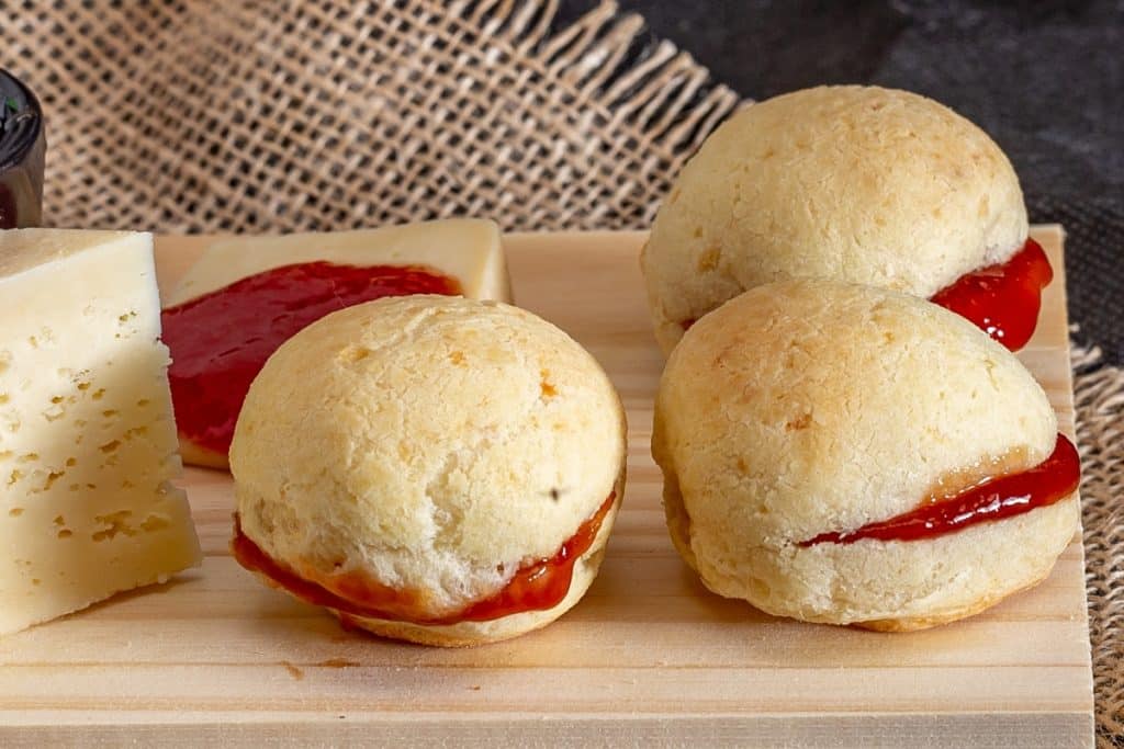 pão de queijo com goiabada