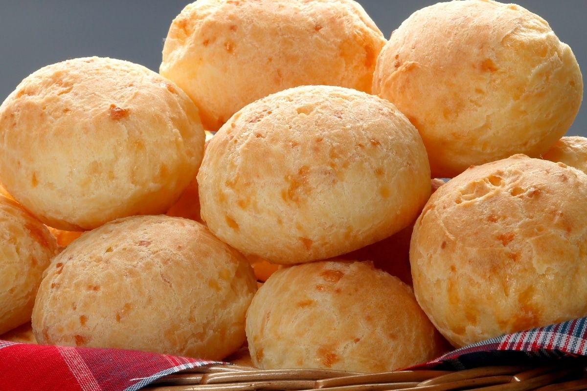 Essa pão de queijo recheado com azeitona,