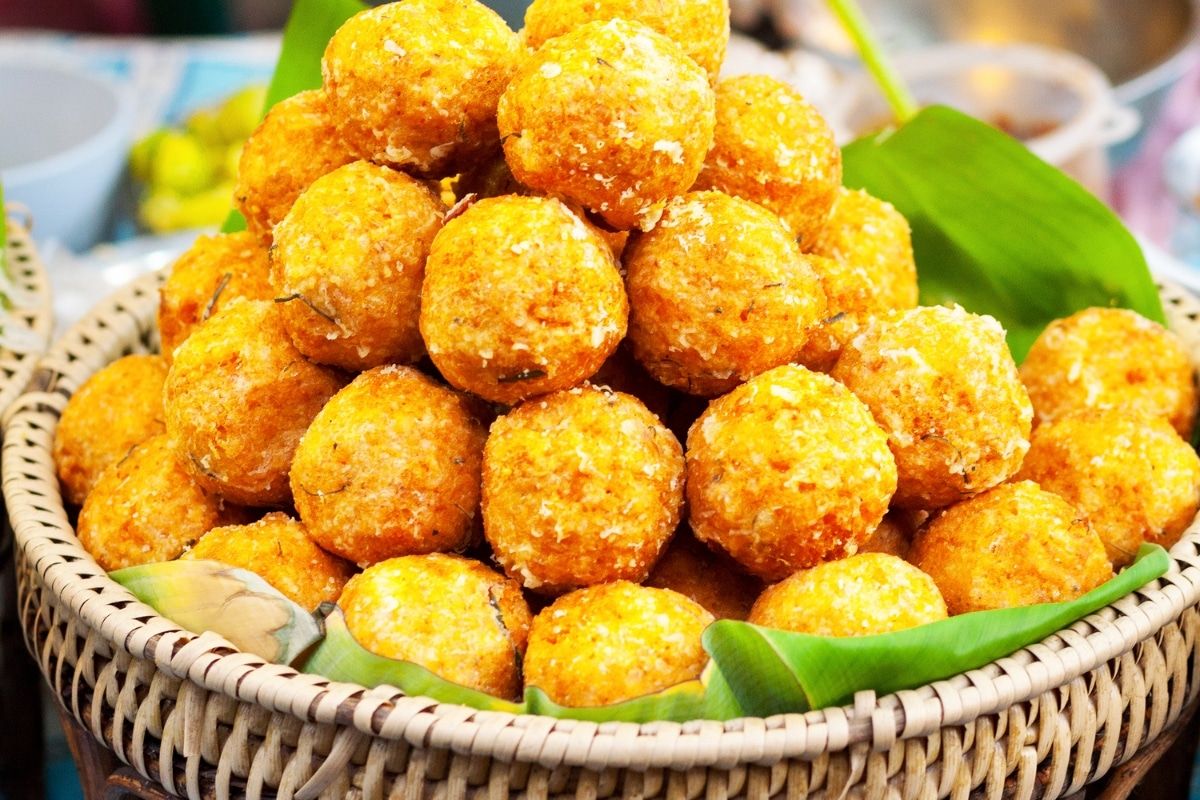 ⏲ Tempo de Preparo 50 minutos Bolinho de arroz com calabresa e queijo