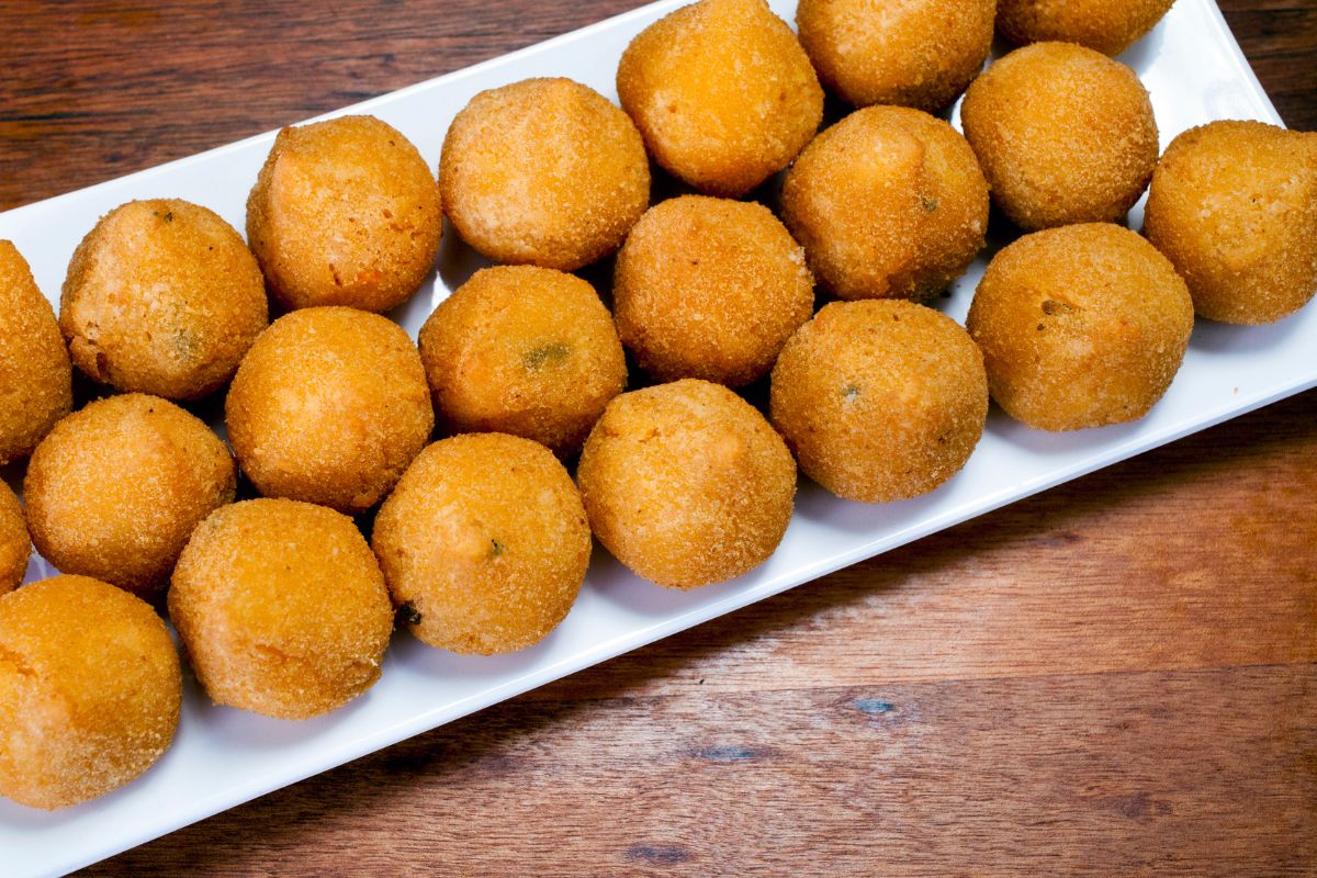 Bolinho de requeijão com frango é perfeito como petisco para receber os amigos