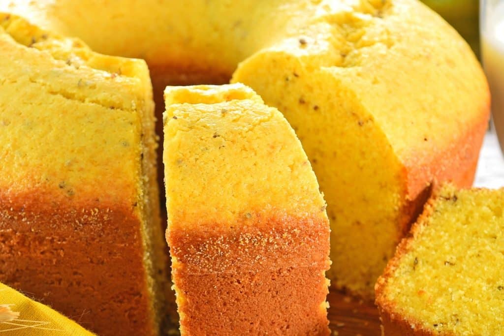 Bolo de milho caseiro bem cremoso perfeito para o seu café da manhã ou da tarde