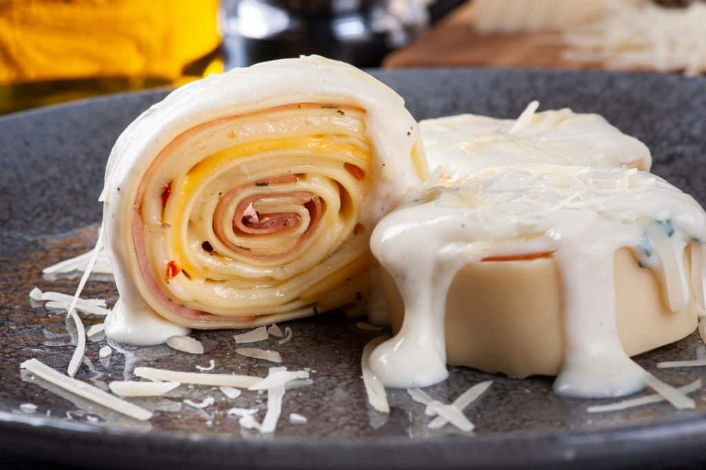 Rondelli com queijo ao molho branco